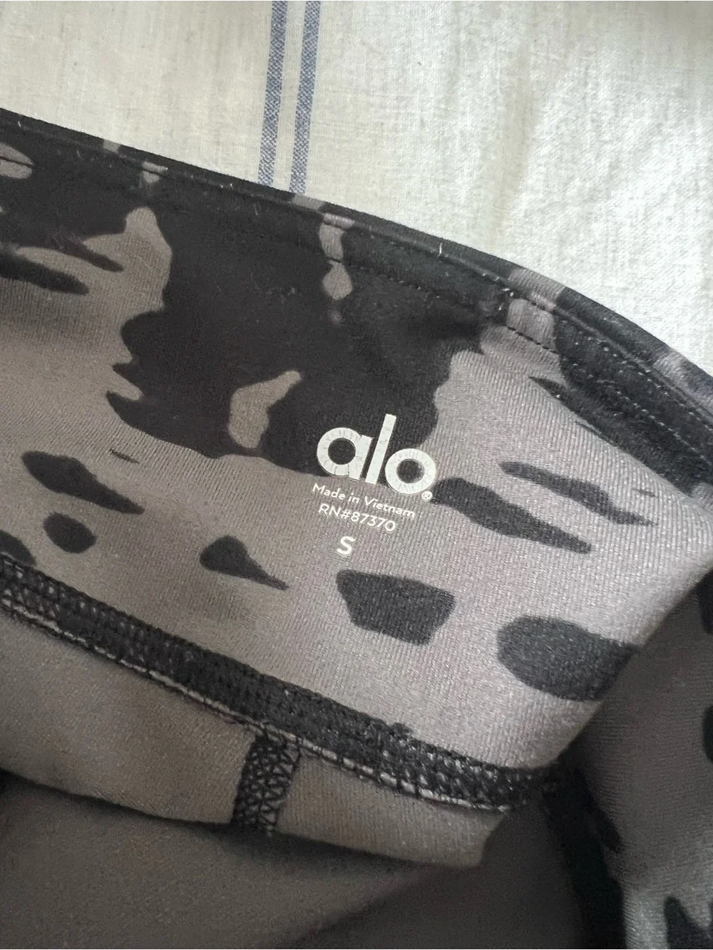 Alo Yoga Airbrush Abstract Print Capri Leggings Size Small Gray Black
